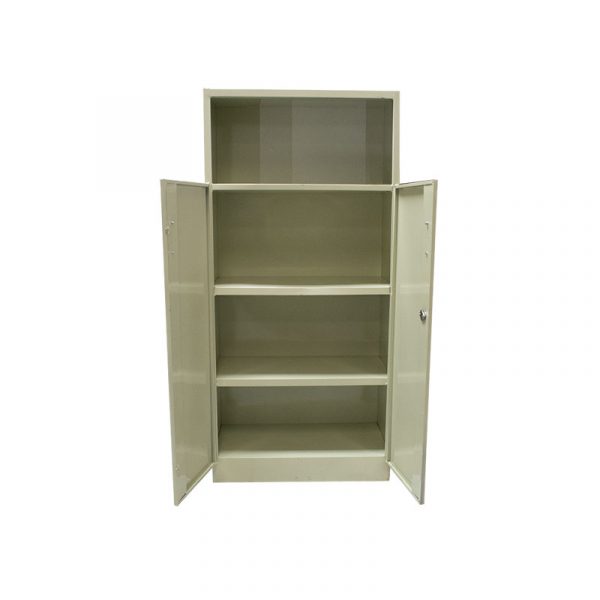 Despensero metálico con dos puertas y vidrio en la parte superior, cuenta con 4 niveles para almacenar cosas.